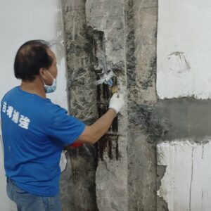 新生南路地下室1柱碳纖維補強工程 塗佈R-790常溫鐵鏽轉化劑