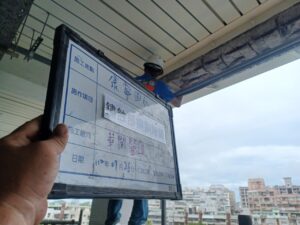 鋼筋鏽蝕處鋼刷除鏽粉層清理